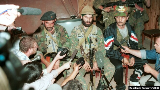 Шамиль Басаев (в центре) дает пресс-конференцию в буденновской больнице.15 июня 1995 года
