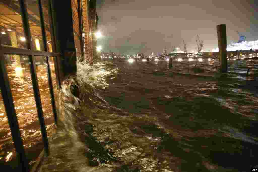 Waves lash at the fish auction hall of the fishmarket in Hamburg harbor as the &quot;Xaver&quot; storm hits northern Germany. (AFP/dpa/Bodo Marks)