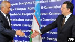 Belgium -- European Commission Chairman Jose Manuel Barroso (R) welcomes Uzbek President Islam Karimov before their meeting in Brussels, 24Jan2011