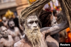 Naga Sadhus, sau oamenii sfinți hinduși, după o baie în Gange