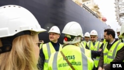  Министърът на енергетиката в служебното държавно управление на Гълъб Донев Росен Христов посреща танкер с полутечен природен газ на турския терминал Marmara Ereglisi LNG. Снимката е от 12 април 2023 година 