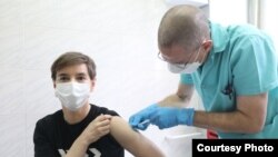 Српската премиерка Ана Брнабиќ денеска ја прими првата вакцина против Ковид-19 во Србија