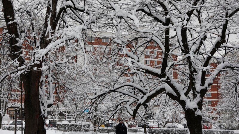 Snijeg stvara probleme u BiH, hiljade stanovnika bez električne energije