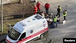 სასწრაფო დახმარების მანქანა ტერაქტის ადგილზე. კიევი, 18 აპრილი, 2026. 