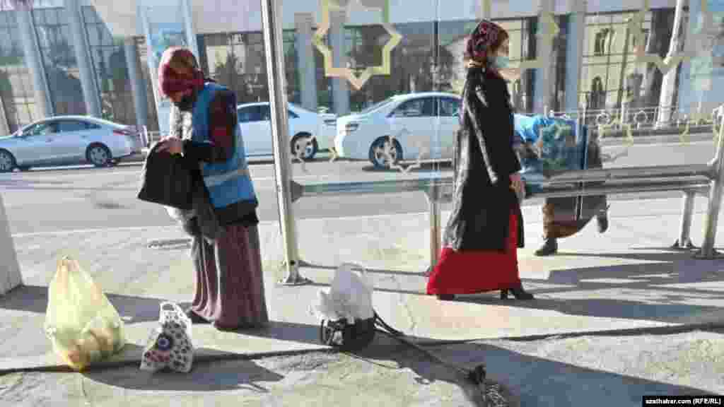 Aşgabat. Duralgada awtubusa garaşýan ýolagçylar. Ýanwar, 2021.