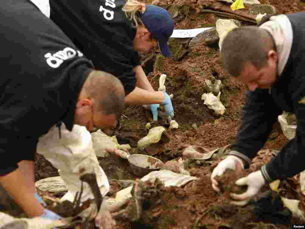 BiH - Forenzičari na masovnoj grobnici u Kaldrmici, nedaleko od Milića,(120 km udaljeno od Sarajeva), 08.12.2010. Foto: Reuters / Danilo Krstanović