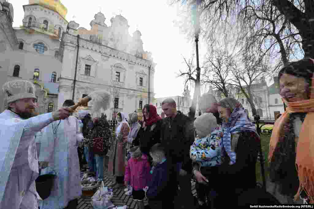 А люди, знаючи про те, що будуть у холодний ранок политі холодною водою, чекають цього і радіють.Великдень. Успенський собор Києво-Печерської лаври. Київ, 12 квітня 2026 року