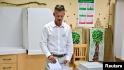 Magyar Péter, a Tisza Párt alelnöke szavaz az európai parlamenti és helyhatósági választásokon Budapesten 2024. június 9-én