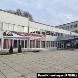 Банер на фасаді Палацу піонерів у Сімферополі, присвячений російській анексії Криму. Березень 2026 року
