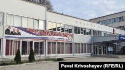 Банер на фасаді Палацу піонерів у Сімферополі, присвячений російській анексії Криму. Березень 2026 року