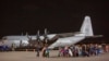Ооганстандан эвакуациялангандар Косовонун баш калаасы Приштинанын аэропортуна келип түшүп жатышат. 29-август, 2021-жыл.