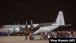 Ооганстандан эвакуациялангандар Косовонун баш калаасы Приштинанын аэропортуна келип түшүп жатышат. 29-август, 2021-жыл.