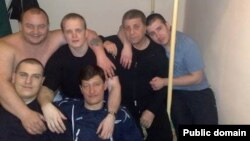 Екс-депутат Рувим Аронов в Сімферопольському СІЗО (другий справа у верхньому ряду)