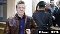 Roman Protasevič prilikom dolaska na sudsko saslušanje u Minsku u aprilu 2017. godine.