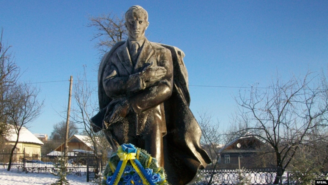 Пам’ятник Степанові Бандері в Старому Угринові (1.01.2009 р.)