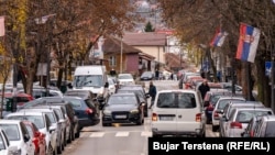 Deo Srba s Kosova odbio je da preregistruje svoja vozila na kosovske tablice i preregistrovao ih je na oznake gradova u Srbiji, pa njima upravljao na ovlašćenje, što kosovski Zakon o saobraćaju ne dozvoljava . Fotografija: Severna Mitrovica, 2. decembar 2024.