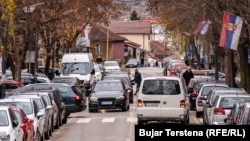 Deo Srba s Kosova odbio je da preregistruje svoja vozila na kosovske tablice i preregistrovao ih je na oznake gradova u Srbiji, pa njima upravljao na ovlašćenje, što kosovski Zakon o saobraćaju ne dozvoljava . Fotografija: Severna Mitrovica, 2. decembar 2024.