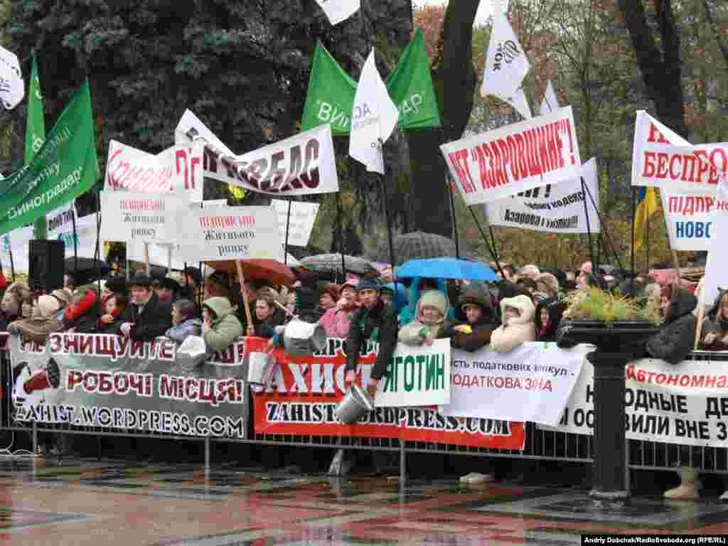 Близько 2 тисяч підприємців зібрались біля будинку Верховної Ради з вимогою не допустити ухвалення Податкового кодексу. 