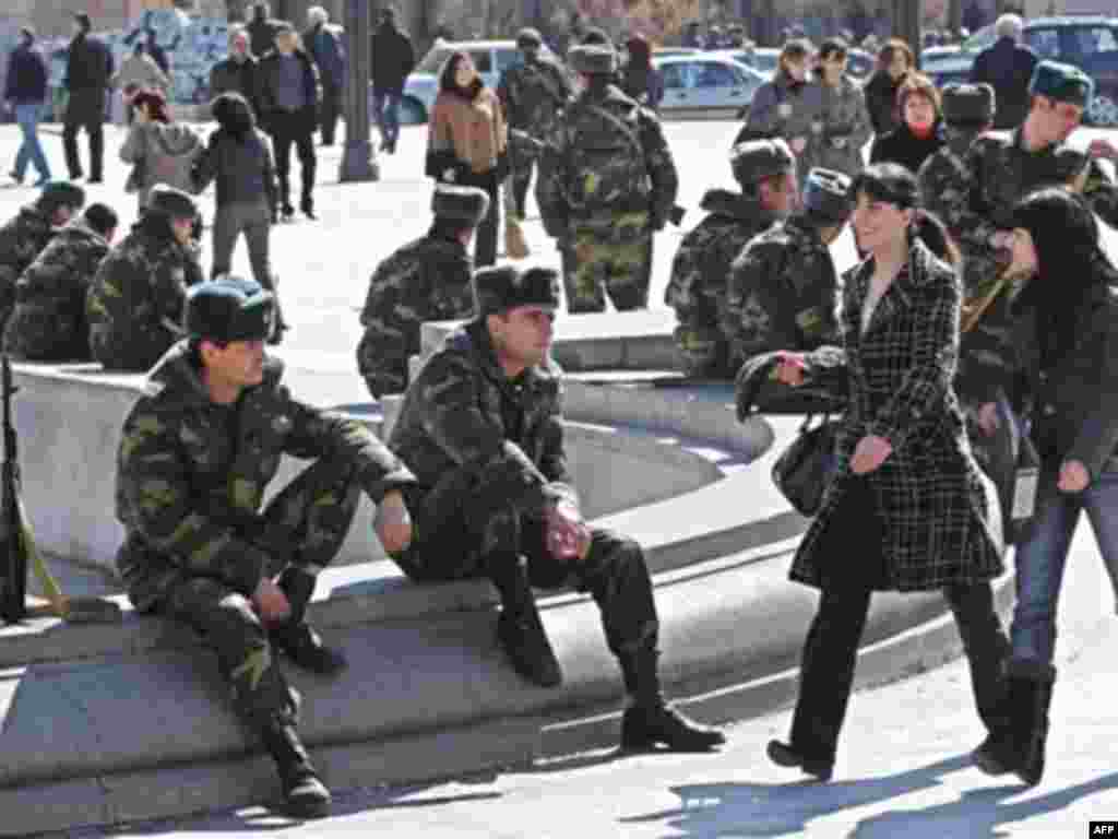 Ереван, Арманистон. ЧАҳоруми март - Пас аз беназмиҳо дар пойтахти Арманистон, дар ин кишвар барои бист рӯз вазъи фавқулода эълон шуд.