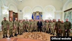 Президент України Петро Порошенко і українські військові, архівне фото 