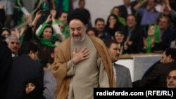 Mohammad Khatami during the 2009 presidential elections, before he was banned from public appearances.