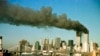 Нью-Йорк, 11 сентября 2001. Две 100-этажные башни Всемирного торгового центра незадолго до обрушения