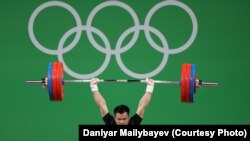 Казахстанский тяжелоатлет Фархад Харки на Олимпиаде в Рио. 