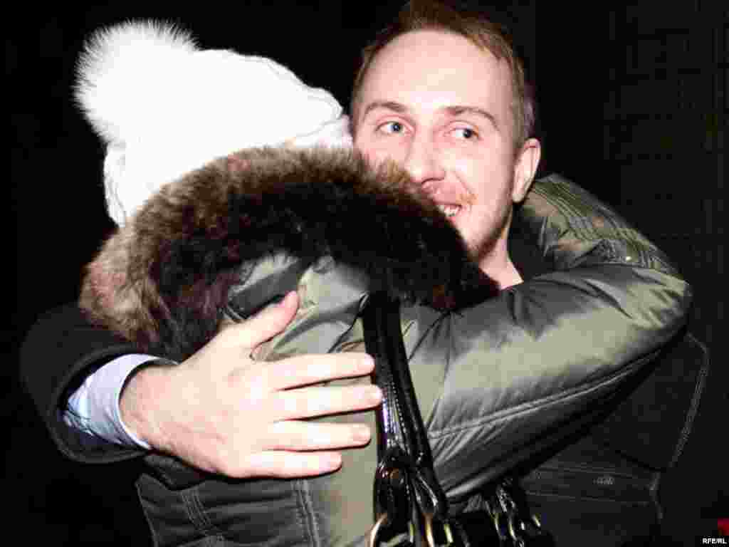 Вызваленьне моладзевых актывістаў з турмы. Першыя сэкунды на свабодзе актывіста Паўла Пракаповіча. 