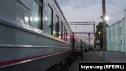 Поїзд Москва-Феодосія на одній зі станцій шляху проходження