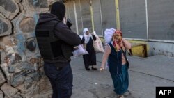 Диярбакыр көшелерінде жүрген түрік арнайы жасақ сарбазы. Түркия, наурыз 2016 жыл.
