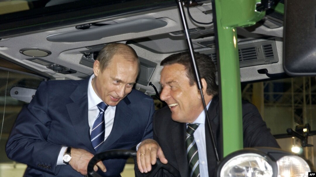 Gerhard Schroeder (sağda) və Vladimir Putin, arxiv fotosu