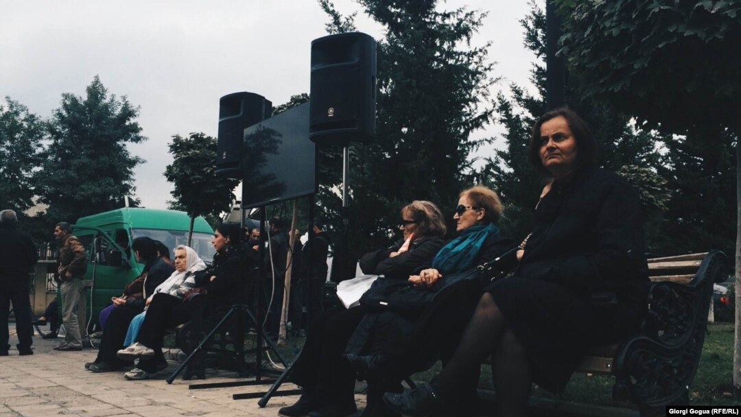 Сторонники "Рустави-2" у Тбилисского городского суда 