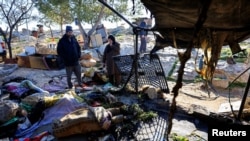 პალესტინელები, მათი თქმით, ისრაელი მოსახლეების მიერ ცეცხლის წაკიდების შედეგად გადამწვარ საცხოვრებელთან, სოფელი სუსია, იორდანეს დასავლეთი ნაპირი. 25 თებერვალი, 2026 წელი 