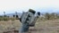 O rachetă neexplodată lângă un cimitir din comuna Ivanîan (Khojaly) în regiunea Nagorno-Karabakh, 1 octombrie 2020