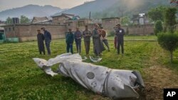 Rămășițele unui aparat de zbor căzute în curtea unei moschei din Pampore, în districtul Pulwama din Kashmir-ul sub administrare indiană, 7 mai 2025