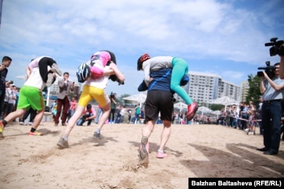 Онлайн порно көру: Көптеген ерлер мен бір әйел
