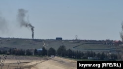 Столб дыма у парка львов «Тайган» в Белогорском районе Крыма. 17 апреля 2026 года