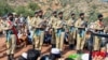گارد تشریفات ارتش پاکستان در مراسم تشییع جنازه یکی از پرسنل شبه نظامی سپاه مرزی که در درگیریها با افغانستان کشته شد