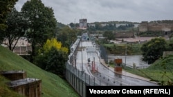 За даними поліції, чоловік регулярно їздив до Росії. На фото: міст через ріку Нарва на кордоні між Росією та Естонією