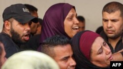 Palestinezët vajtojnë vdekjen e të dashurve të tyre në spitalin Al-Ahli, më 7 maj 2025, pas një sulmi izraelit në qytetin e Gazës.