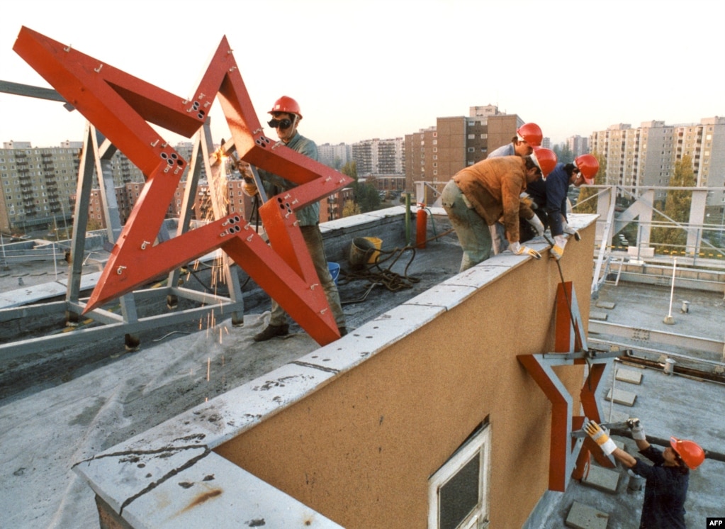 Архівне фото жовтня 1989 року: робітники демонтують червону зірку на одному з підприємств у Будапешті після падіння комуністичного режиму в Угорщині