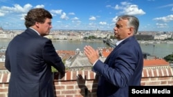 Premierul maghiar Viktor Orbán cu prezentatorul vedetă al Fox News, Tucker Carlson, la Budapesta, luni 2 august 2021.