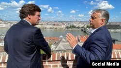 Interjúra készül a republikánus kommentátor: Tucker Carlson a budapesti Karmelita kolostor vendége is volt 2021. augusztus 2-án. 