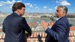 Interjúra készül a republikánus kommentátor: Tucker Carlson a budapesti Karmelita kolostor vendége is volt 2021. augusztus 2-án. 