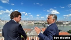 Orbán Viktor a Fox News egyik fő arcának számító Tucker Carlsonnal Budapesten 2021. augusztus 2-án