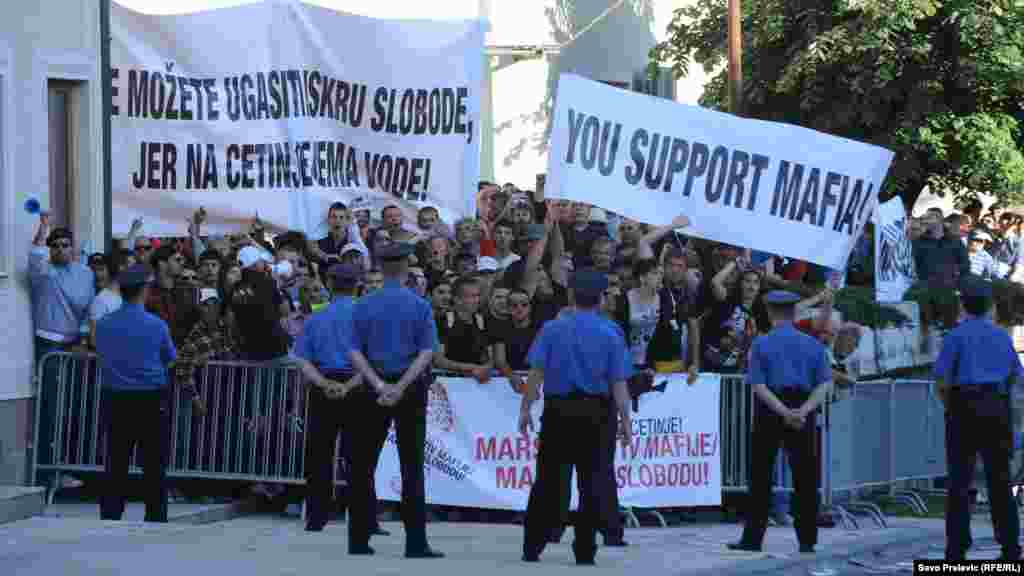 Crna Gora - Grupa građana protestirala je ispred zgrade u kojoj je bila inauguracija Vujanovića. Protestni skup bio je pod motom - ¨Marš protiv mafije – Marš za slobodu¨, 20. maj 2013. Foto: RSE / Savo Prelević   