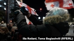 საიდი, რომელიც პროფესიით რეჟისორია, ირანელი ხალხის აქციებს, რომლის მონაწილეც თავადაა, იღებს კიდეც.