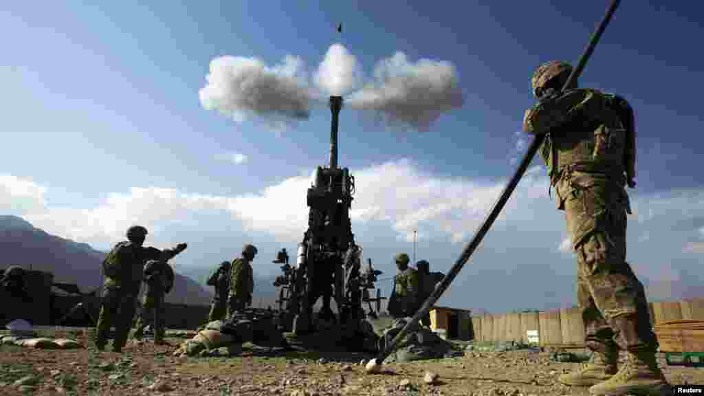 U.S. soldiers fire a 155 mm Howitzer towards insurgent positions at FOB Joyce in Afghanistan&#39;s Kunar Province. (Reuters/Lucas Jackson)