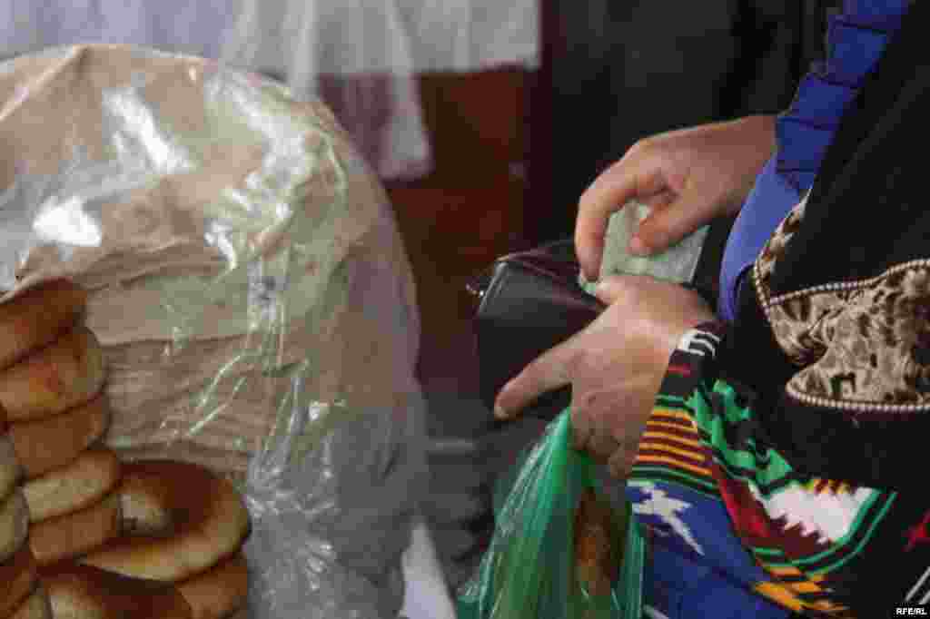 Дар орзуи арзонӣ #104