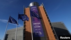 Steagurile Uniunii Europene flutură în fața sediului Comisiei Europene din Bruxelles.
